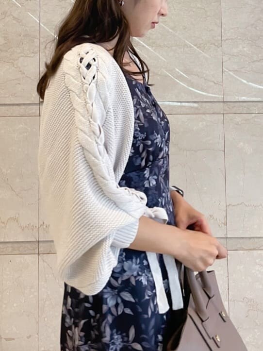 ブルー系のワンピース、ホワイト系のカーディガン/ボレロ、ブラック系のサンダルを着用したレディースの夏コーディネートの7枚目の写真