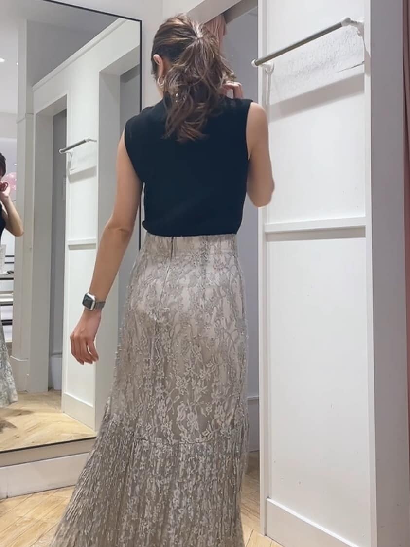 ブラック系のニット/セーター、ブラウン系のサンダル、グリーン系のスカートを着用したレディースの夏コーディネートの4枚目の写真