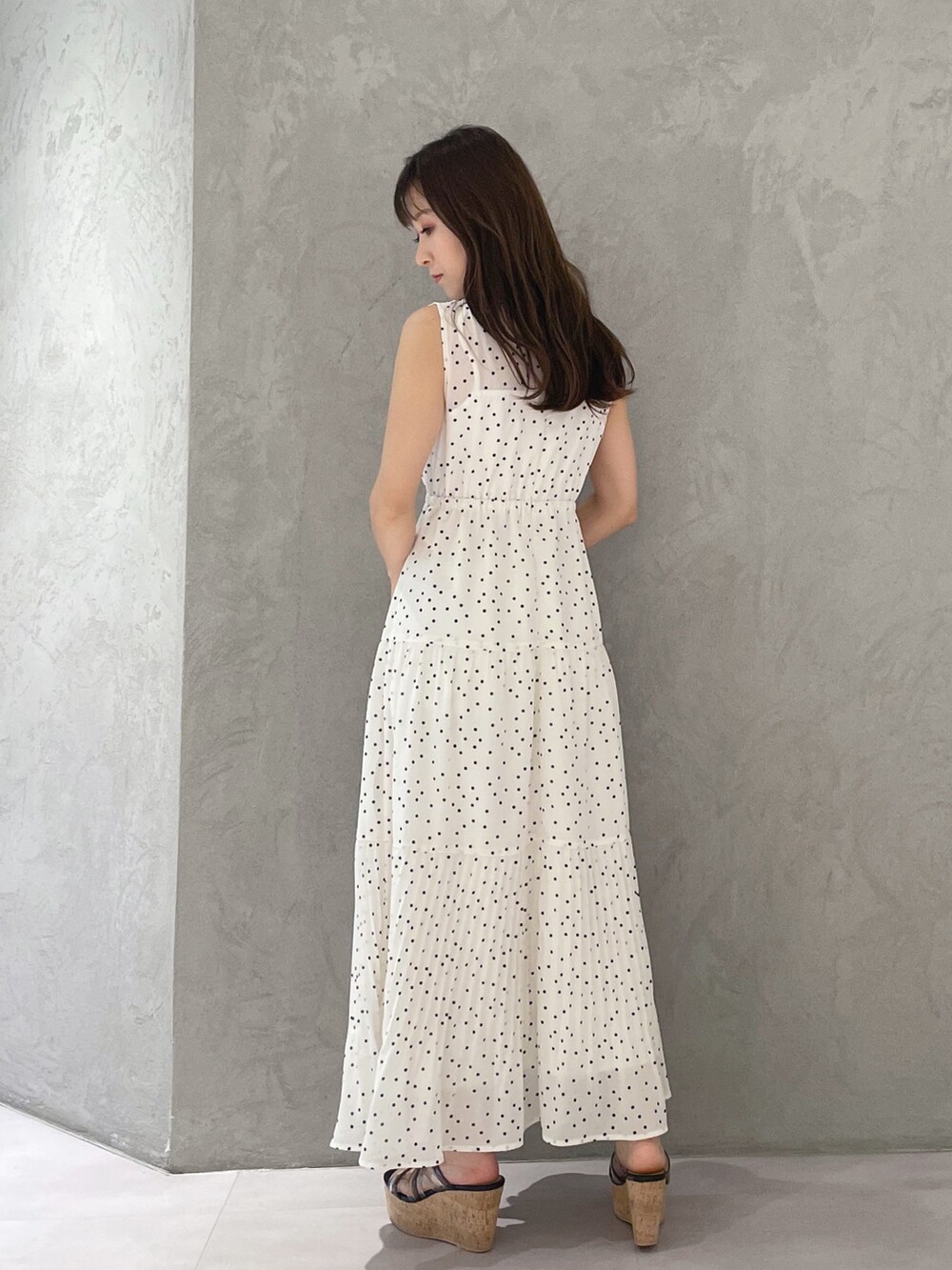 ホワイト系のワンピース、ブラック系のサンダル、ブルー系のボストンバッグを着用したレディースの夏コーディネートの6枚目の写真