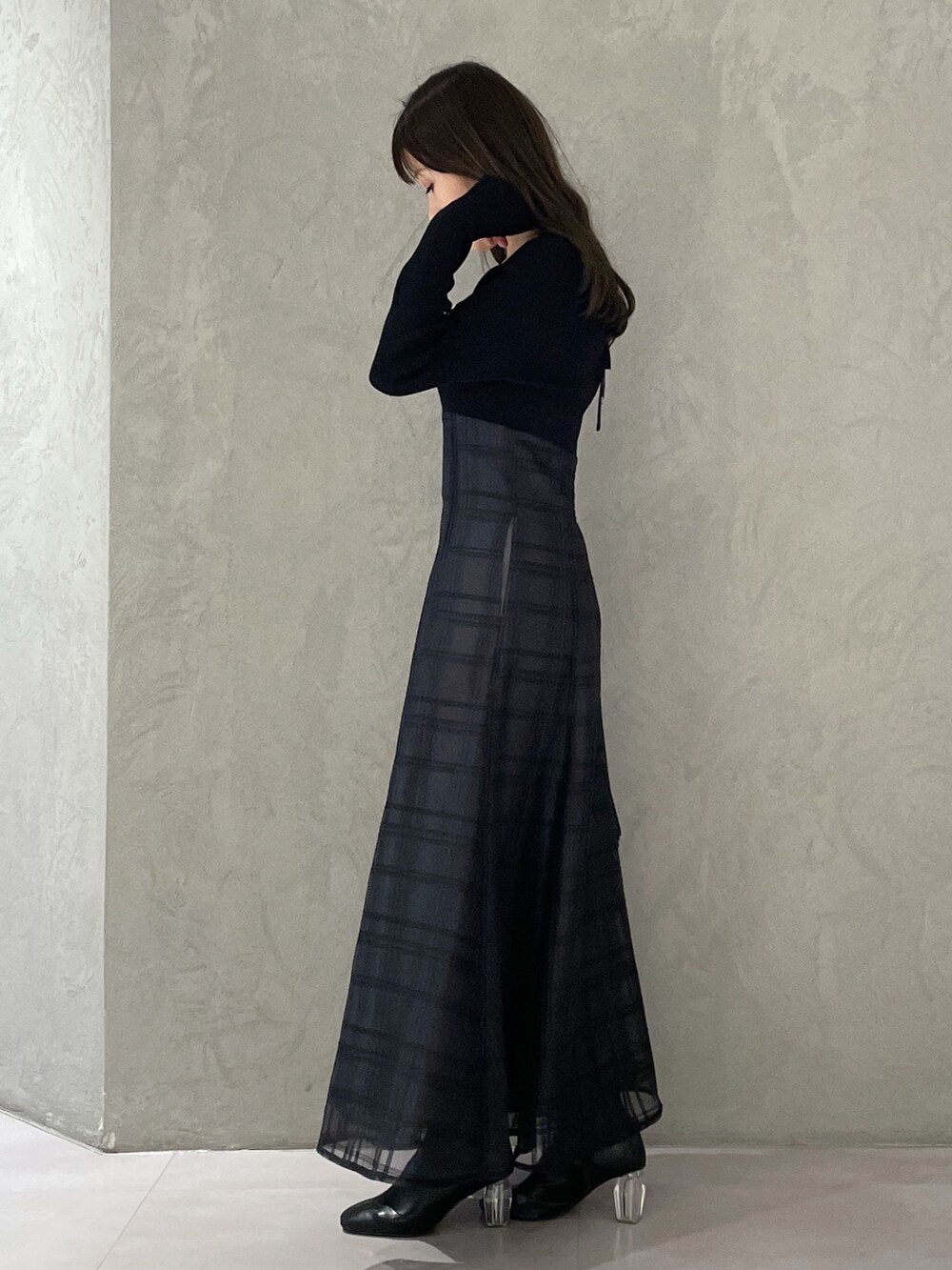 ブラック系のショルダーバッグ、ブラック系のワンピースを着用したレディースの秋コーディネートの5枚目の写真