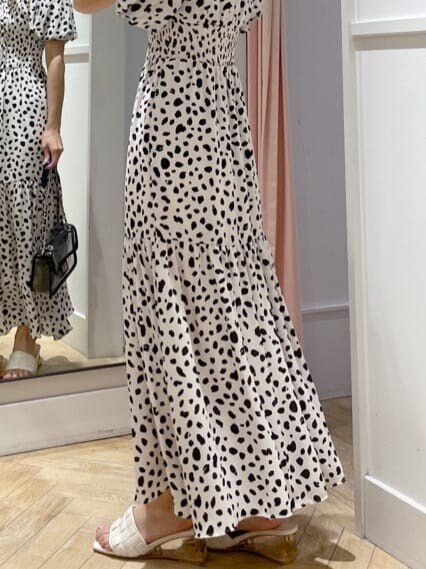 ブラック系のショルダーバッグ、ホワイト系のワンピースを着用したレディースの夏コーディネートの5枚目の写真