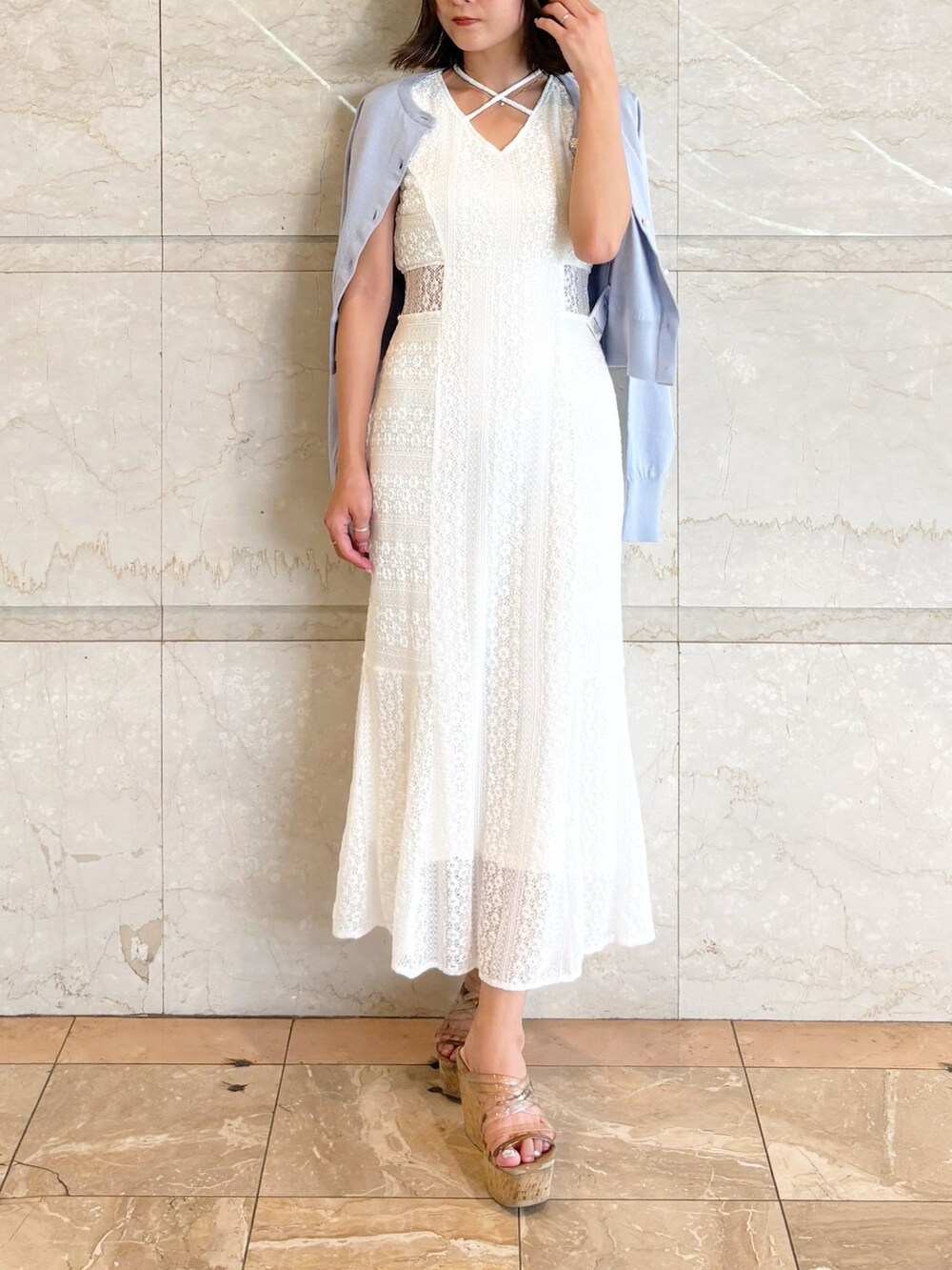 ホワイト系のワンピース、ブラウン系のサンダル、ブルー系のカーディガン/ボレロを着用したレディースの夏コーディネートの9枚目の写真