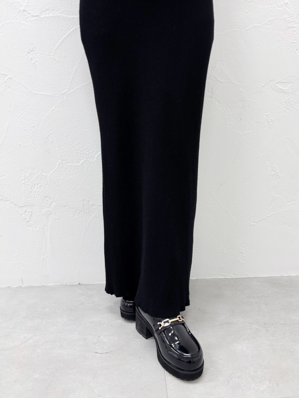 ブラック系のワンピース、ブラック系のブーツを着用したレディースの秋コーディネートの7枚目の写真