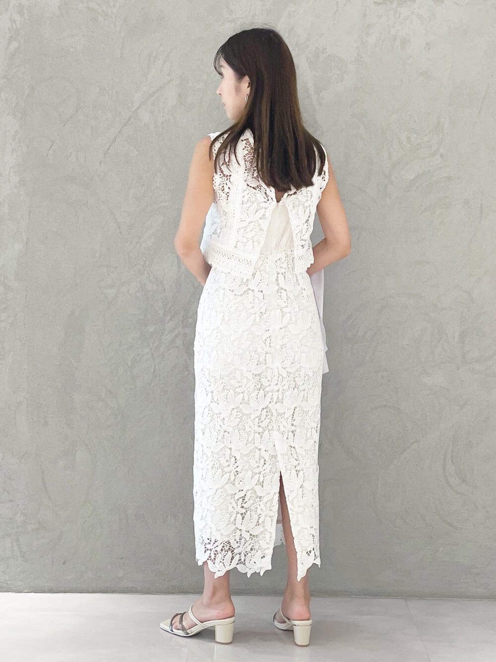 ベージュ系のショルダーバッグ、ホワイト系のサンダル、パープル系のカーディガン/ボレロを着用したレディースの夏コーディネートの3枚目の写真