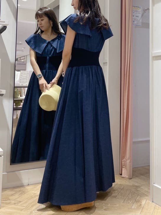 グリーン系のサンダル、ブルー系のワンピース、シルバー系のピアス（両耳用）を着用したレディースの夏コーディネートの2枚目の写真