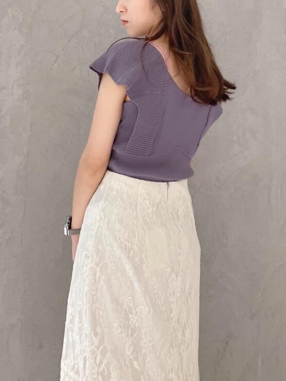 ホワイト系のスカート、グリーン系のサンダル、ブルー系のニット/セーターを着用したレディースの夏コーディネートの5枚目の写真