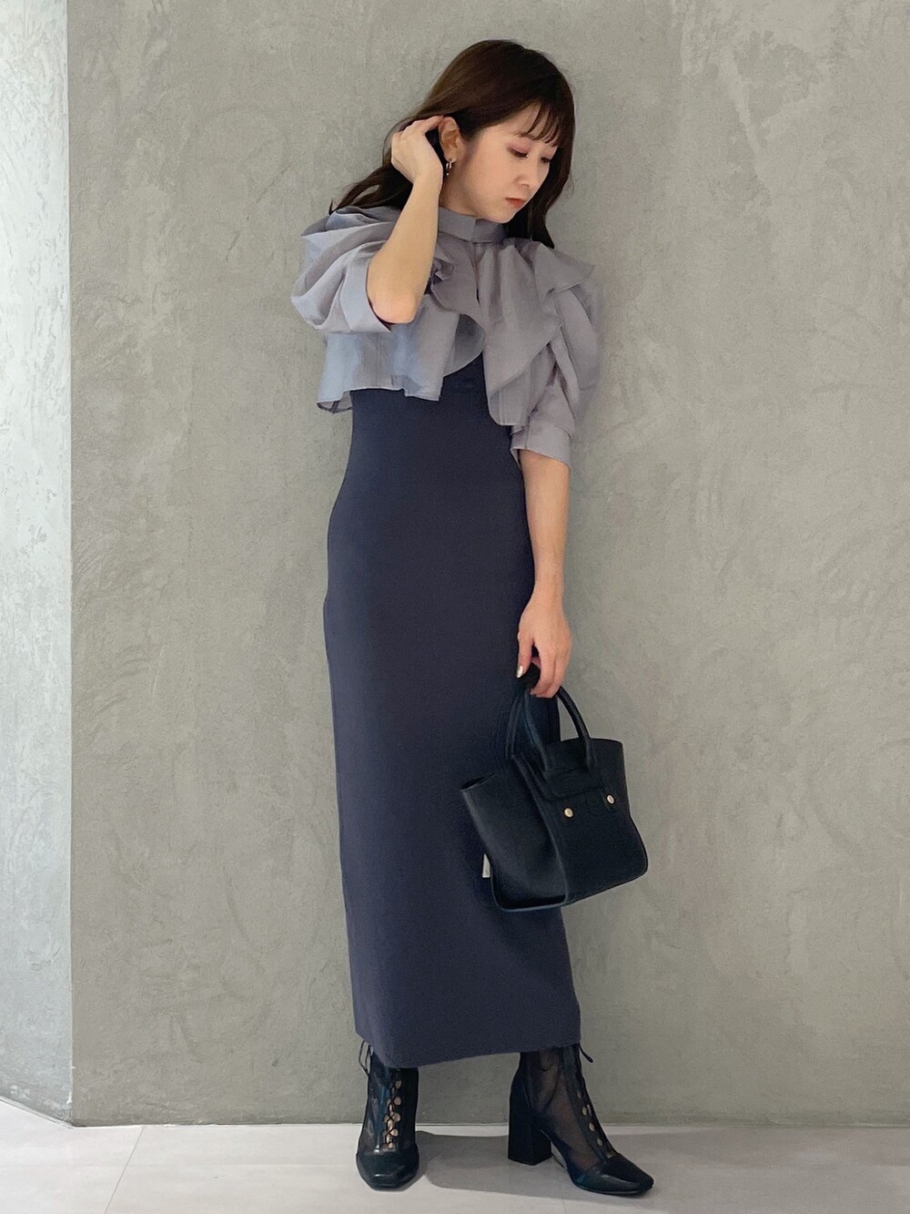 ブラック系のトートバッグ、グレー系のワンピース、ブラック系のブーツを着用したレディースの夏コーディネートの3枚目の写真