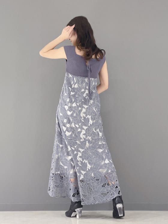 ブラック系のその他シューズ、ホワイト系のハンドバッグ、ブルー系のワンピースを着用したレディースの春コーディネートの8枚目の写真