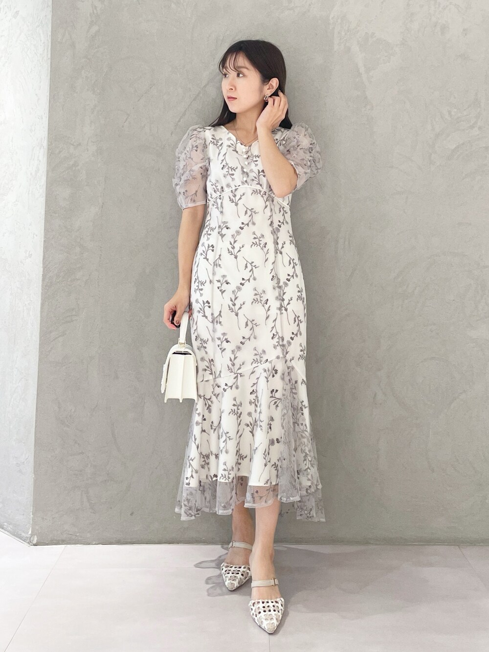 その他のパンプス、ホワイト系のショルダーバッグ、グレー系のワンピースを着用したレディースの春コーディネートの6枚目の写真