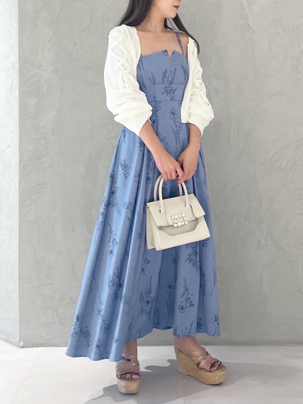 ブルー系のワンピース、ブラウン系のサンダル、ベージュ系のショルダーバッグを着用したレディースの夏コーディネートの5枚目の写真