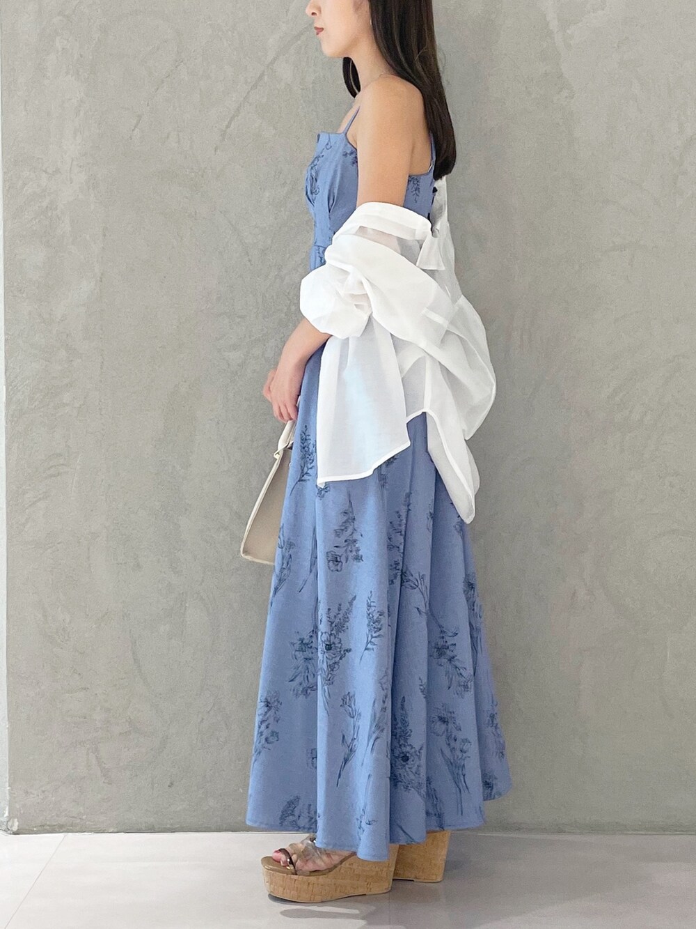 ブルー系のワンピース、ブラウン系のサンダル、ホワイト系のシャツ/ブラウスを着用したレディースの夏コーディネートの2枚目の写真