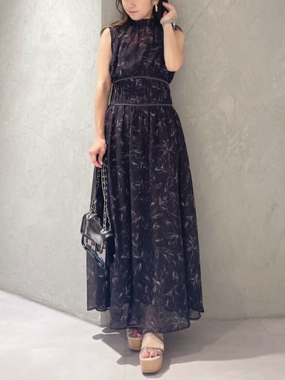 グリーン系のサンダル、ブラウン系のワンピース、シルバー系のピアス（両耳用）を着用したレディースの夏コーディネートの8枚目の写真