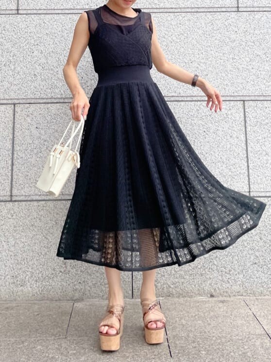 ベージュ系のサンダル、ブラック系のワンピースを着用したレディースの夏コーディネートの6枚目の写真