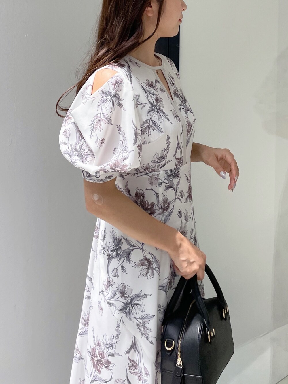 ホワイト系のワンピースを着用したレディースの夏コーディネートの2枚目の写真