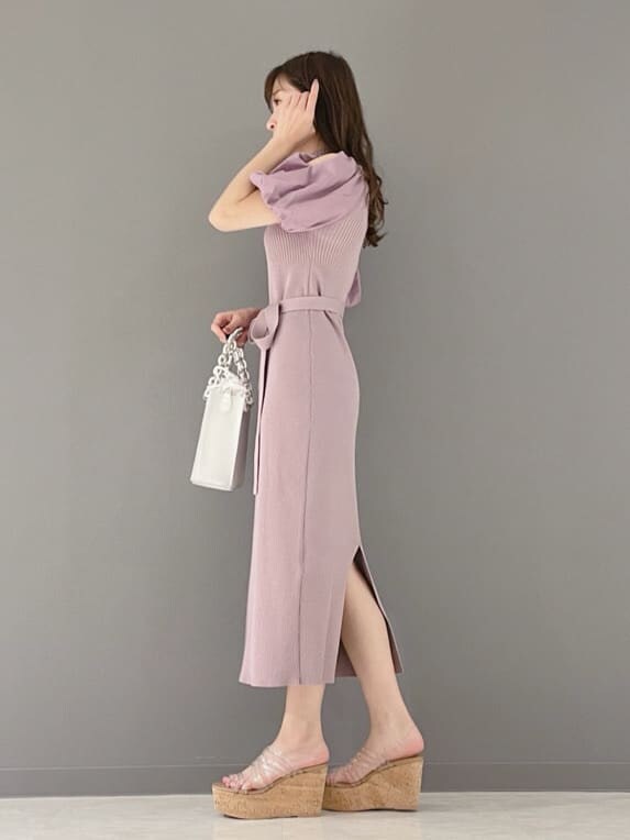 ピンク系のワンピース、ホワイト系のハンドバッグ、その他のサンダルを着用したレディースの春コーディネートの4枚目の写真