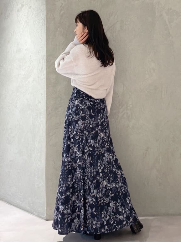 ピンク系のニット/セーター、ブルー系のスカートを着用したレディースの秋コーディネートの3枚目の写真