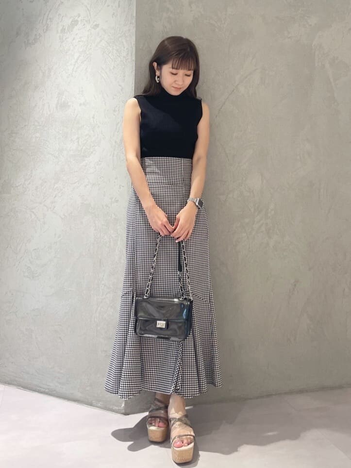 グリーン系のサンダル、ブラック系のニット/セーター、その他のスカートを着用したレディースの夏コーディネートの7枚目の写真