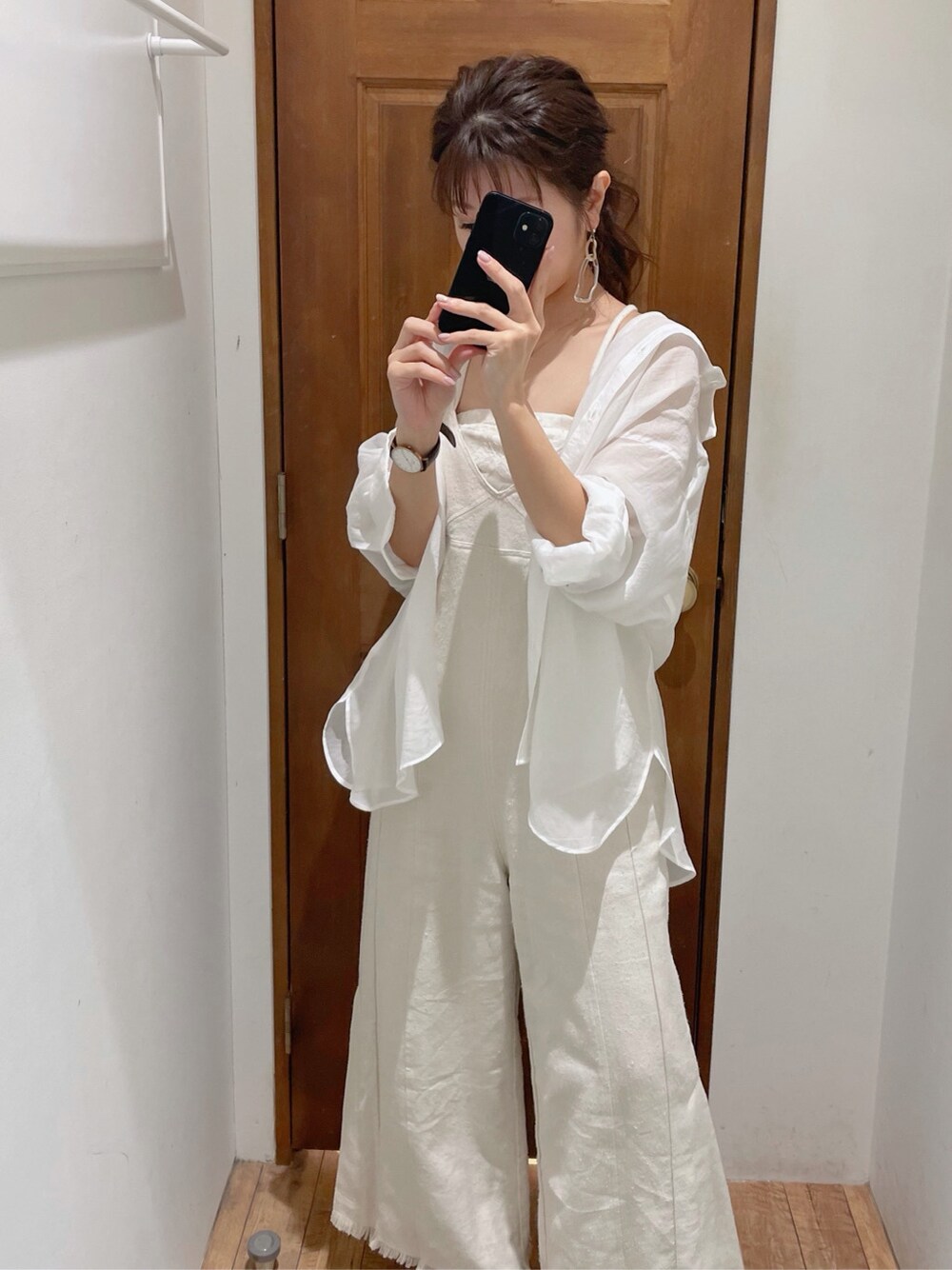 「春コーデ、マーキュリーデュオ、低身長、MERCURYDUO、カジュアル」｜「MERCURYDUOの2WAYカップ付レースベアインナー（Tシャツ/カットソー、ホワイト系）」を使った、kaho さん（レディース・151cm）の春コーディネートの4枚目の写真