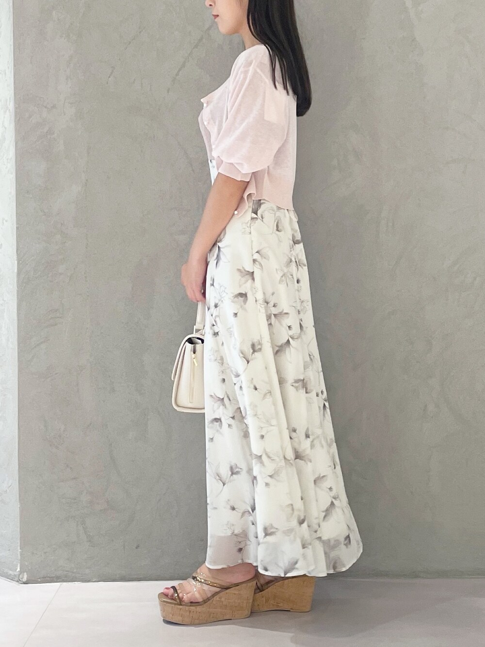 ベージュ系のワンピース、ブラウン系のサンダル、ホワイト系のショルダーバッグを着用したレディースの夏コーディネートの4枚目の写真