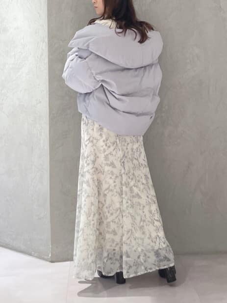 ブルー系のダウンジャケット/コート、ホワイト系のスカート、ブルー系のダウンジャケット/コートを着用したレディースの秋コーディネートの5枚目の写真