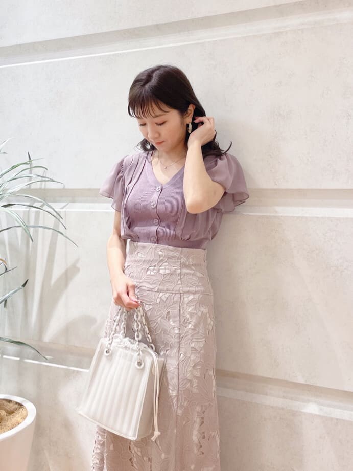 ホワイト系のハンドバッグ、グリーン系のサンダル、ピンク系のワンピースを着用したレディースの春コーディネートの5枚目の写真