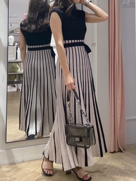 ブラック系のサンダル、ブラック系のショルダーバッグ、ブラック系のワンピースを着用したレディースの夏コーディネートの2枚目の写真