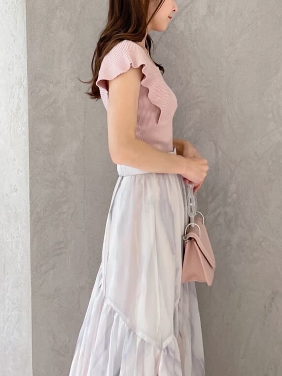 ピンク系のショルダーバッグ、グリーン系のサンダル、ピンク系のニット/セーターを着用したレディースの春コーディネートの5枚目の写真