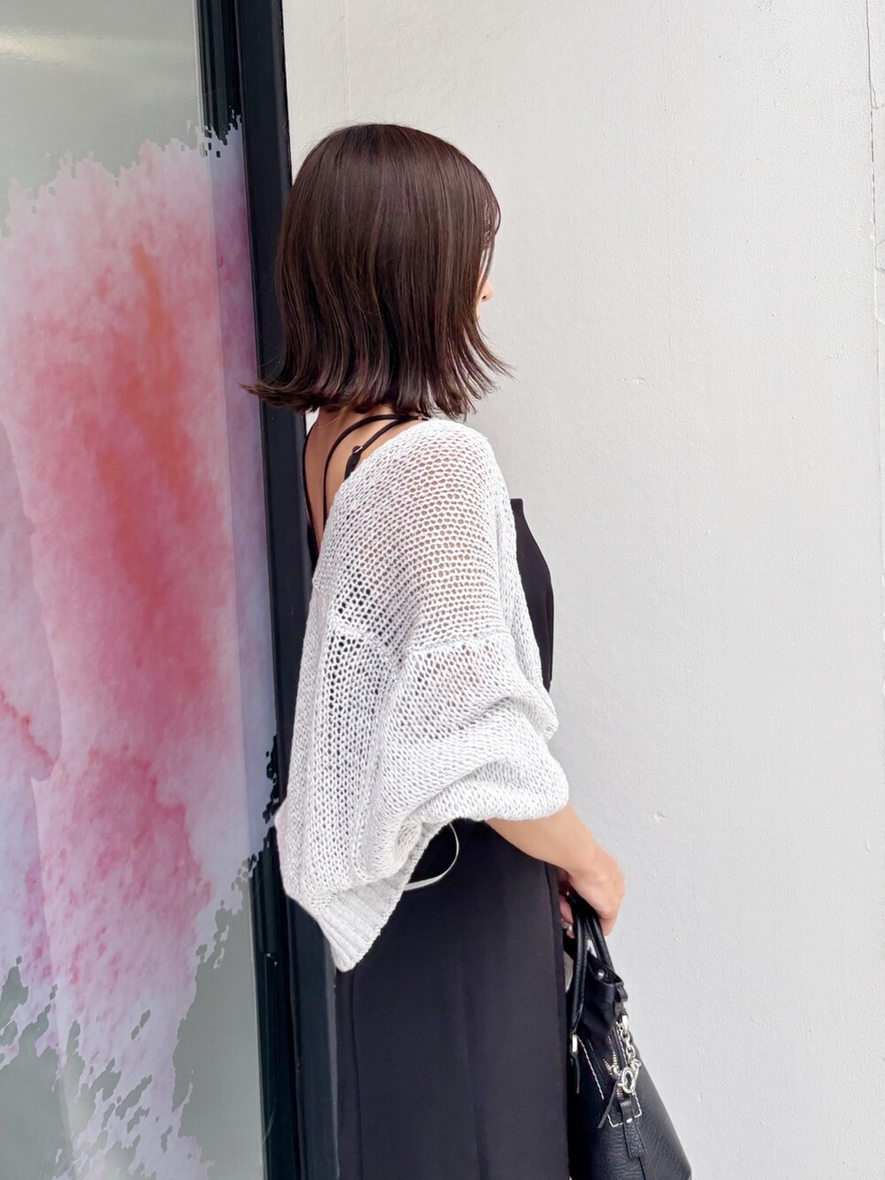 ブラック系のワンピース、グレー系のカーディガン/ボレロを着用したレディースの夏コーディネートの2枚目の写真