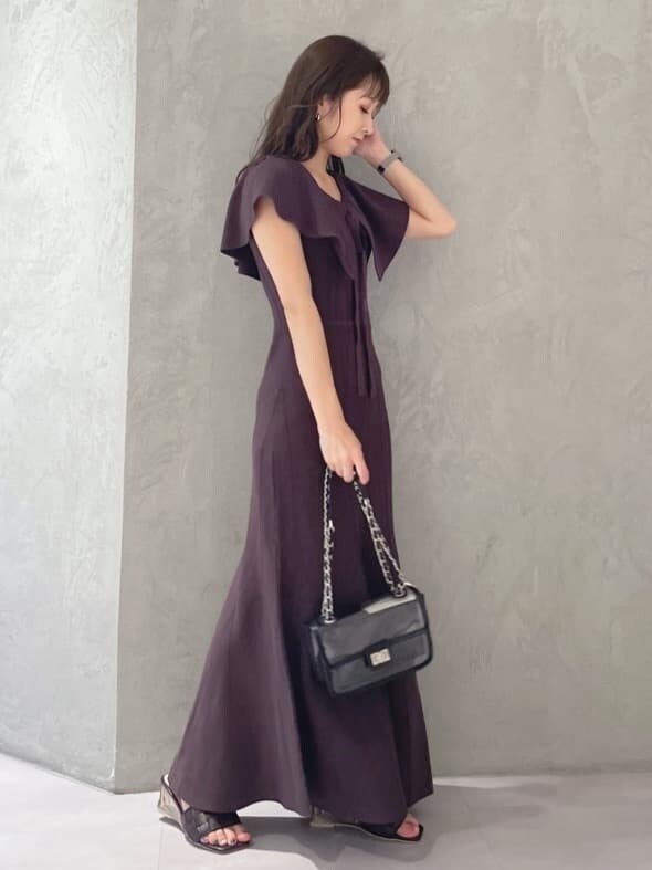 ブラウン系のワンピースを着用したレディースの夏コーディネートの2枚目の写真