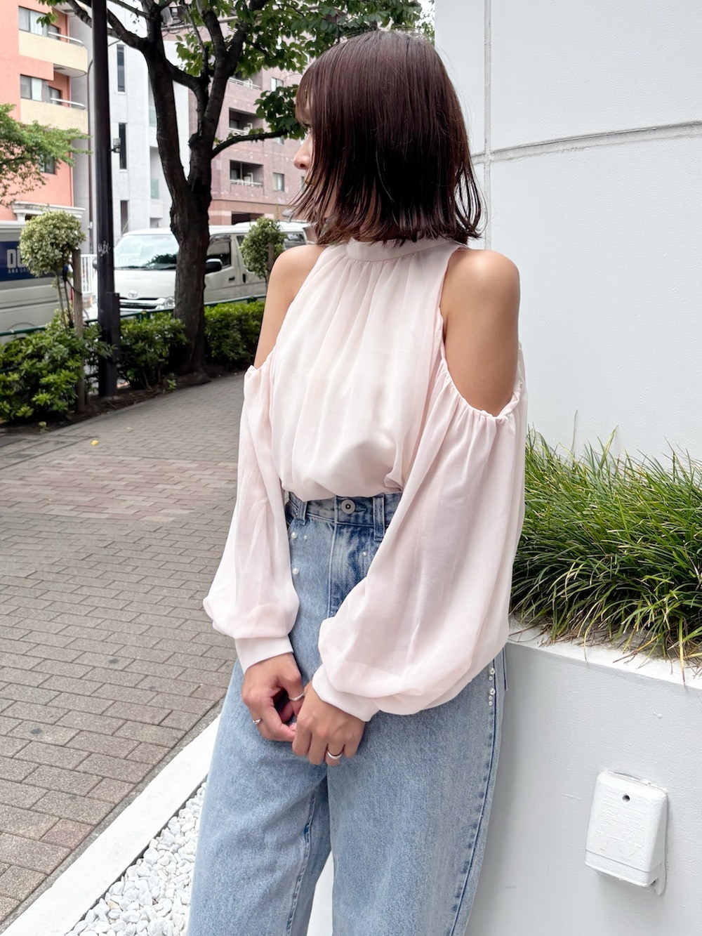 ブルー系のデニムパンツ、ピンク系のシャツ/ブラウスを着用したレディースの秋コーディネートの6枚目の写真