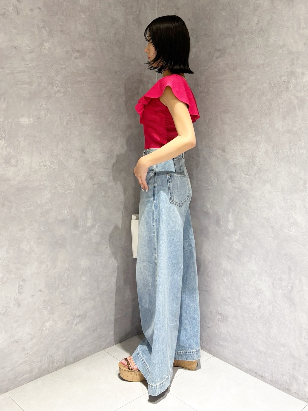 「ワイドパンツ、サンダル、オトナ女子、オトナカジュアル、オトナカワイイ、低身長コーデ、低身長女子、デニム、デニムパンツ、ニット、夏、夏コーデ」｜「Levi'sのLevis RIBCAGE WIDE LEG（デニムパンツ、ブルー系）」を使った、kaho さん（レディース・151cm）の春コーディネートの3枚目の写真