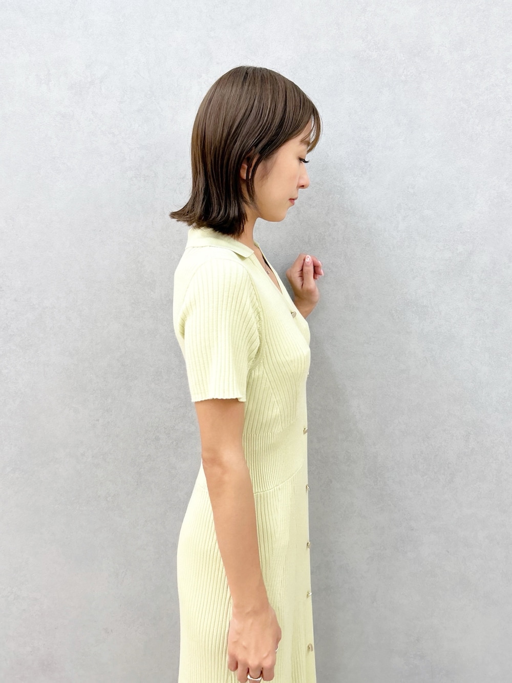 グリーン系のワンピース、その他のサンダルを着用したレディースの春コーディネートの4枚目の写真