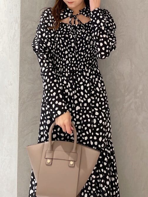 ブラック系のワンピースを着用したレディースの秋コーディネートの5枚目の写真