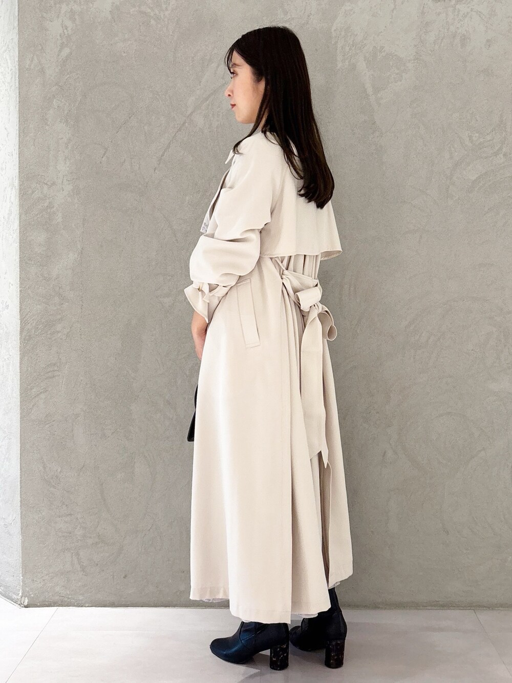 ピンク系のワンピース、ブラック系のブーツ、ブラウン系のハンドバッグを着用したレディースの春コーディネートの5枚目の写真