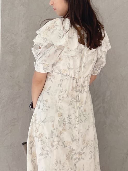 イエロー系のワンピース、ブラック系のサンダル、ブラウン系のハンドバッグを着用したレディースの夏コーディネートの5枚目の写真