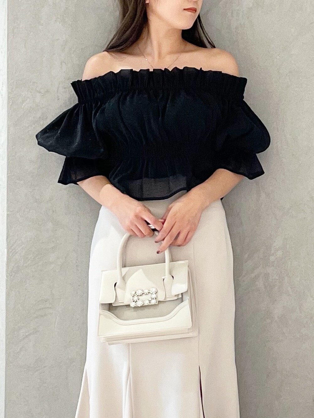 ホワイト系のスカート、ブラウン系のサンダル、ベージュ系のショルダーバッグを着用したレディースの夏コーディネートの6枚目の写真