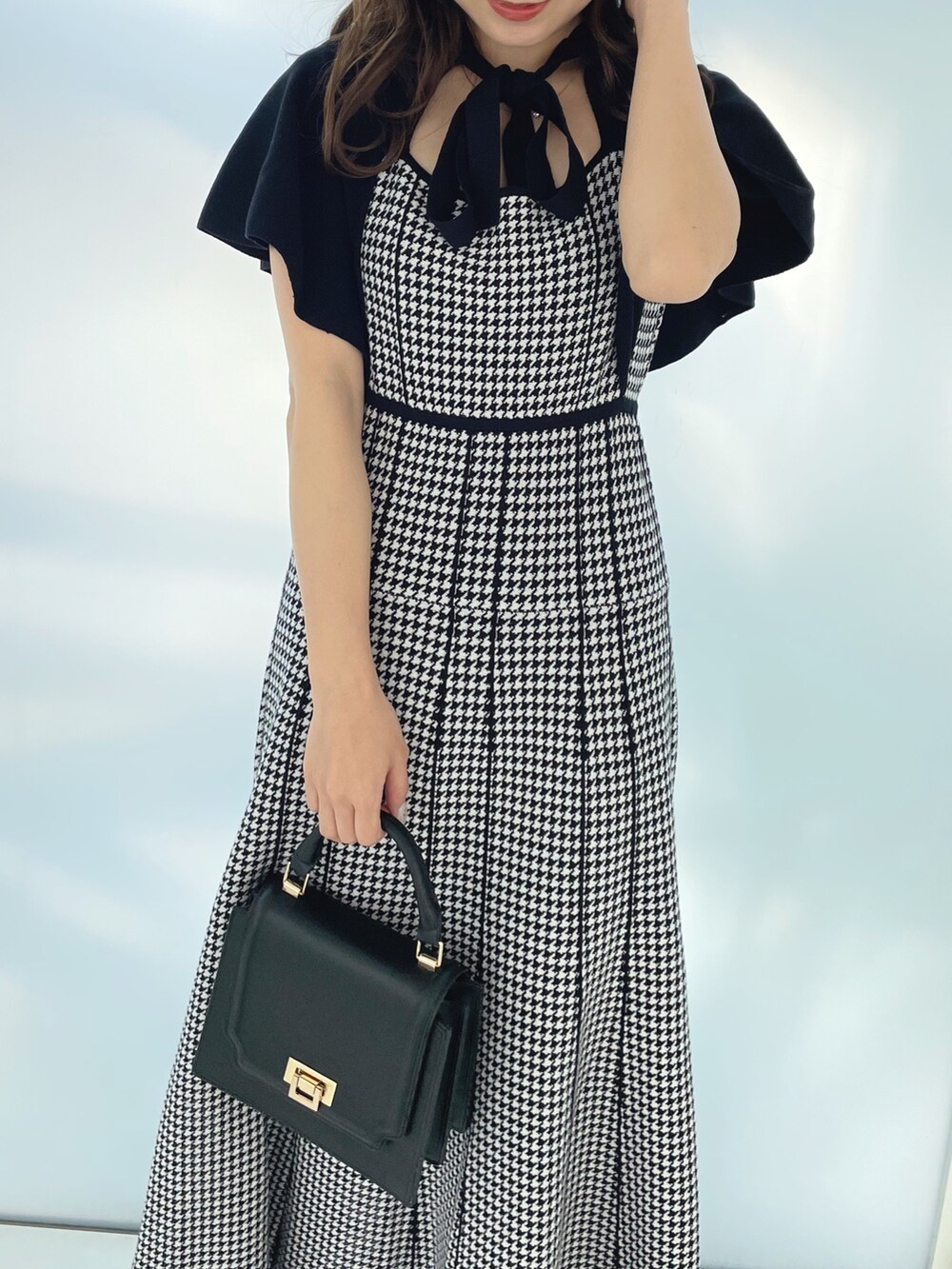 ブラック系のワンピースを着用したレディースの夏コーディネートの6枚目の写真