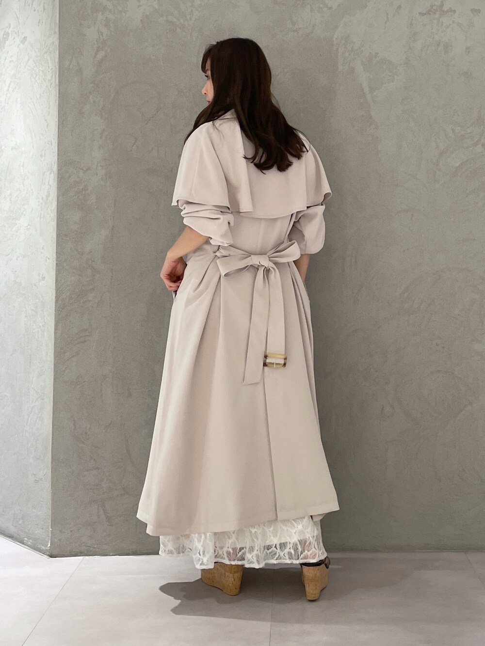 ホワイト系のスカート、ブラック系のサンダル、パープル系のニット/セーターを着用したレディースの春コーディネートの5枚目の写真