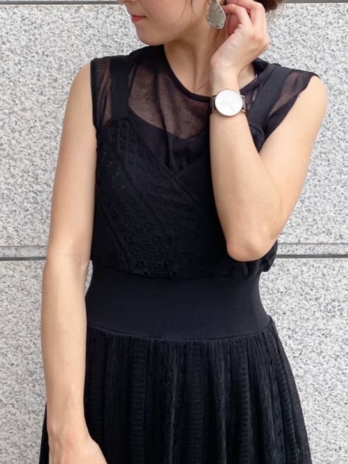 ベージュ系のサンダル、ブラック系のワンピースを着用したレディースの夏コーディネートの4枚目の写真