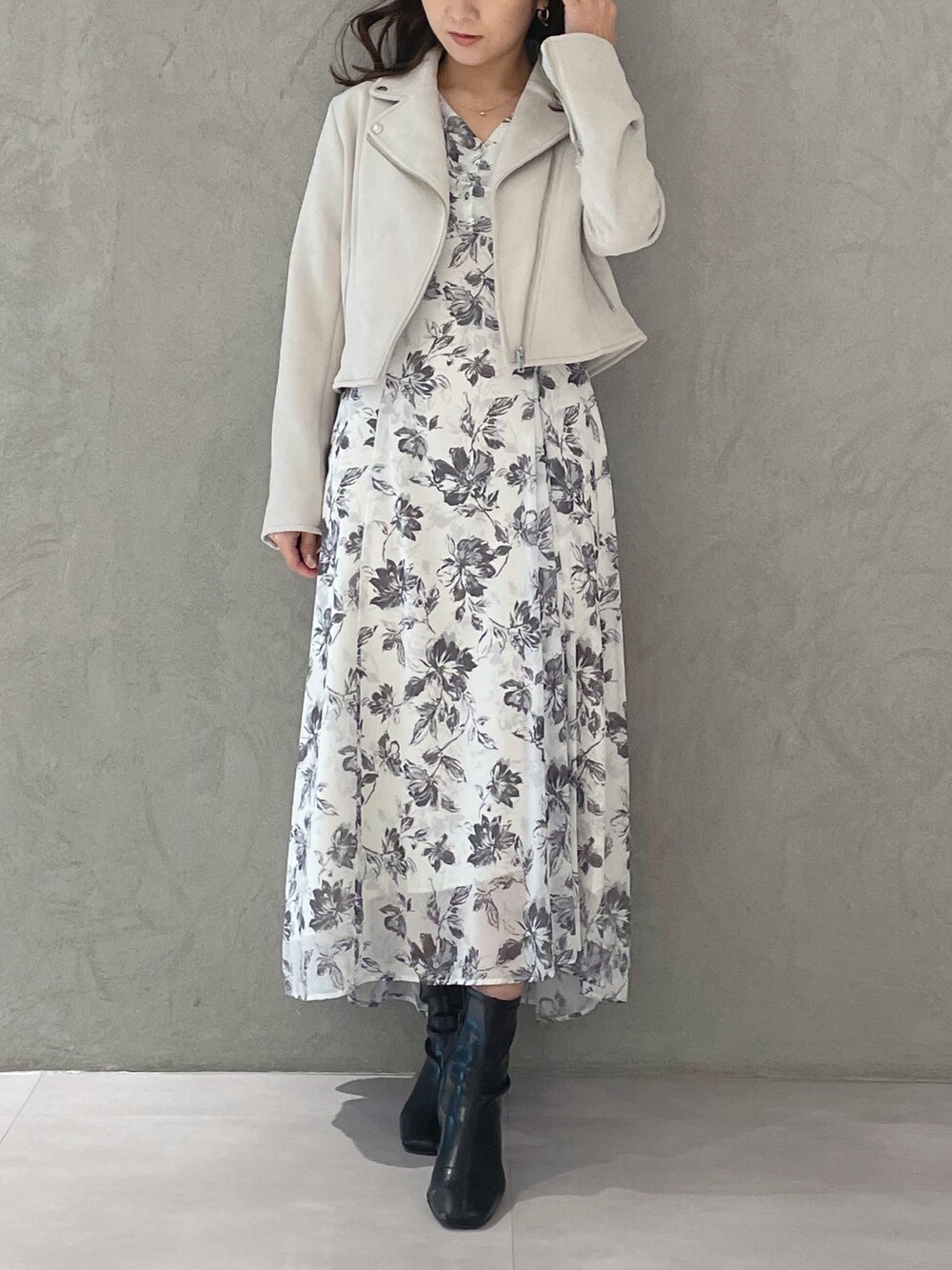 ホワイト系のワンピース、ピンク系のライダースジャケットを着用したレディースの冬コーディネートの7枚目の写真