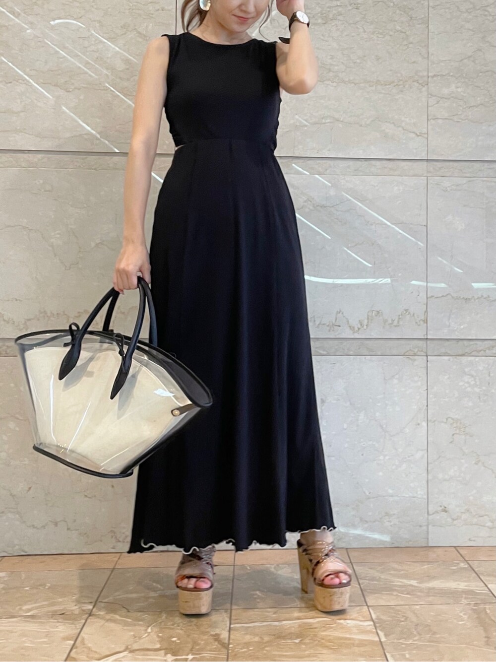 ブラック系のトートバッグ、ベージュ系のサンダルを着用したレディースの夏コーディネートの6枚目の写真