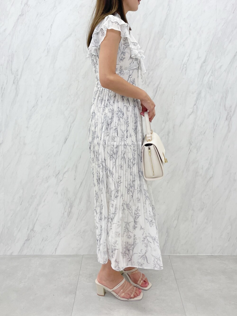 ホワイト系のワンピース、その他のサンダル、ホワイト系のショルダーバッグを着用したレディースの夏コーディネートの3枚目の写真
