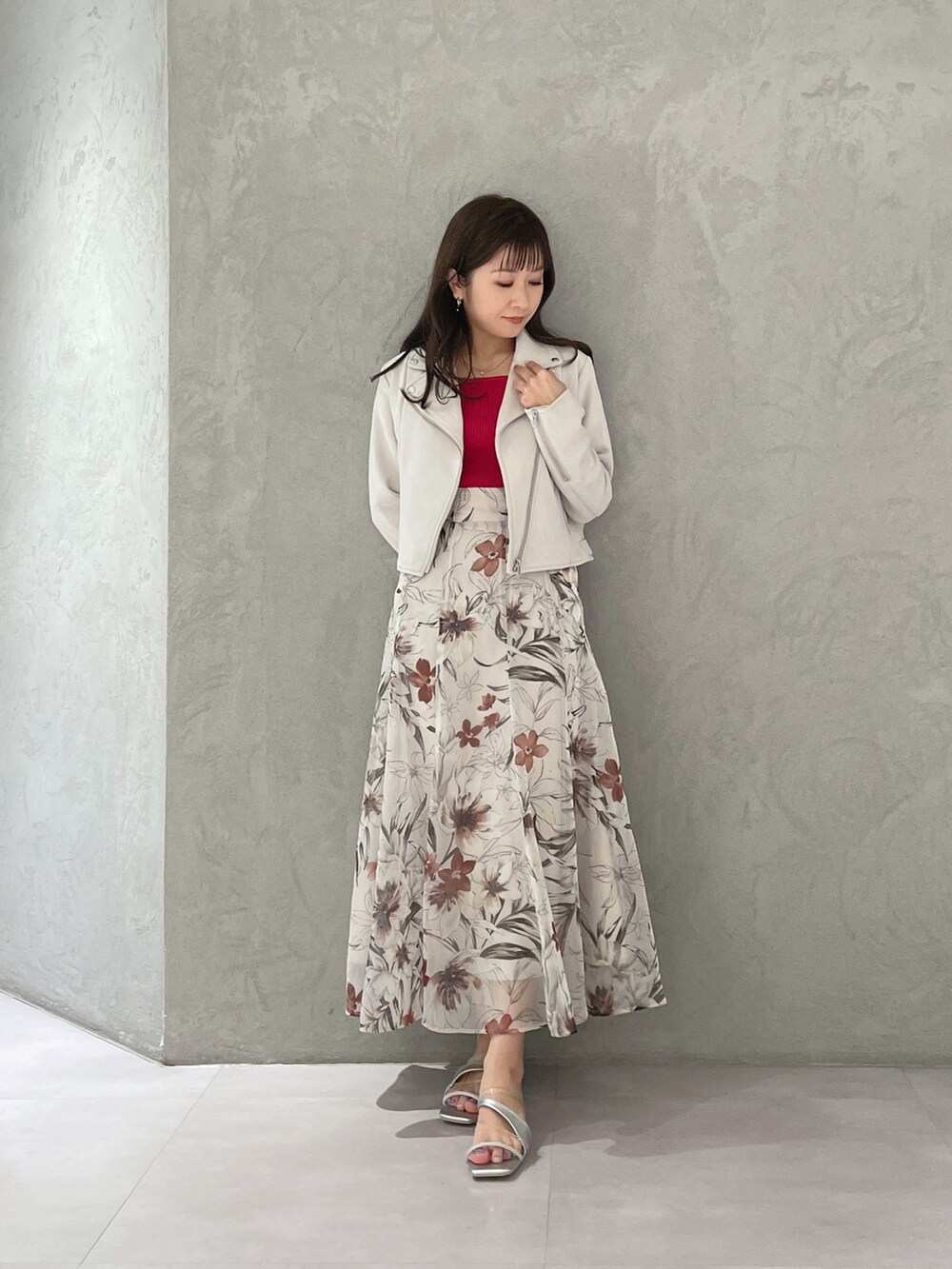 ピンク系のスカート、ピンク系のライダースジャケット、レッド系のニット/セーターを着用したレディースの春コーディネートの7枚目の写真