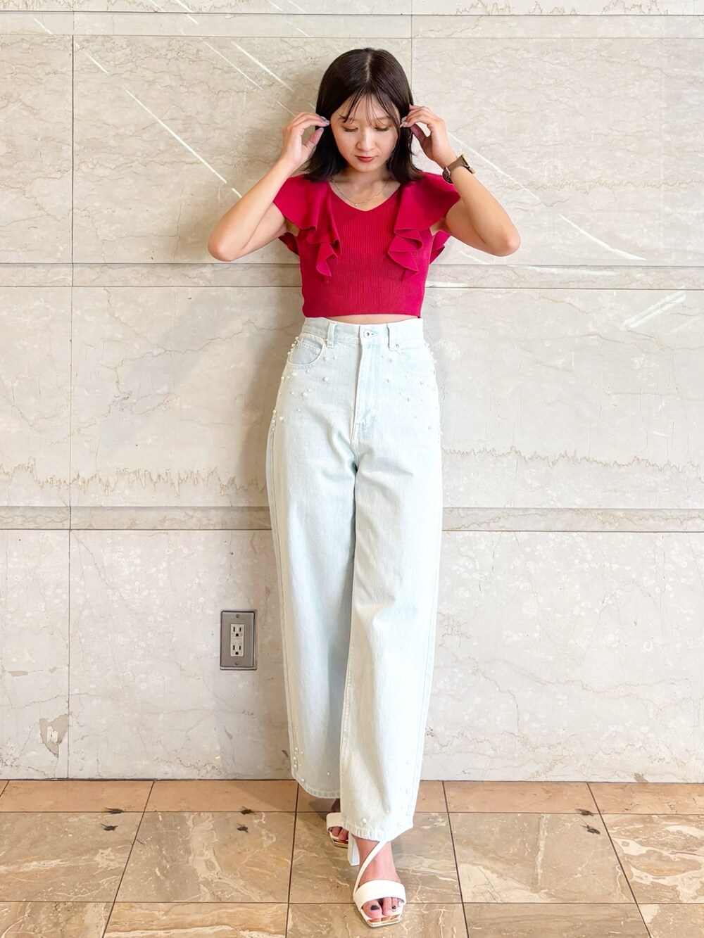 ブルー系のデニムパンツ、ホワイト系のサンダル、レッド系のニット/セーターを着用したレディースの夏コーディネートの9枚目の写真