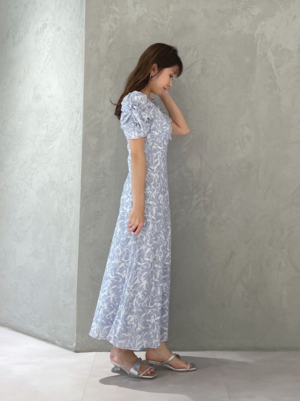シルバー系のサンダル、ブルー系のワンピースを着用したレディースの春コーディネートの3枚目の写真