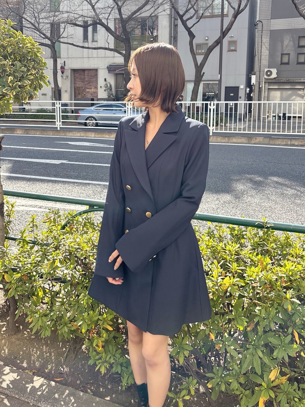 ブルー系のワンピース、ブラック系のブーツを着用したレディースの春コーディネートの7枚目の写真