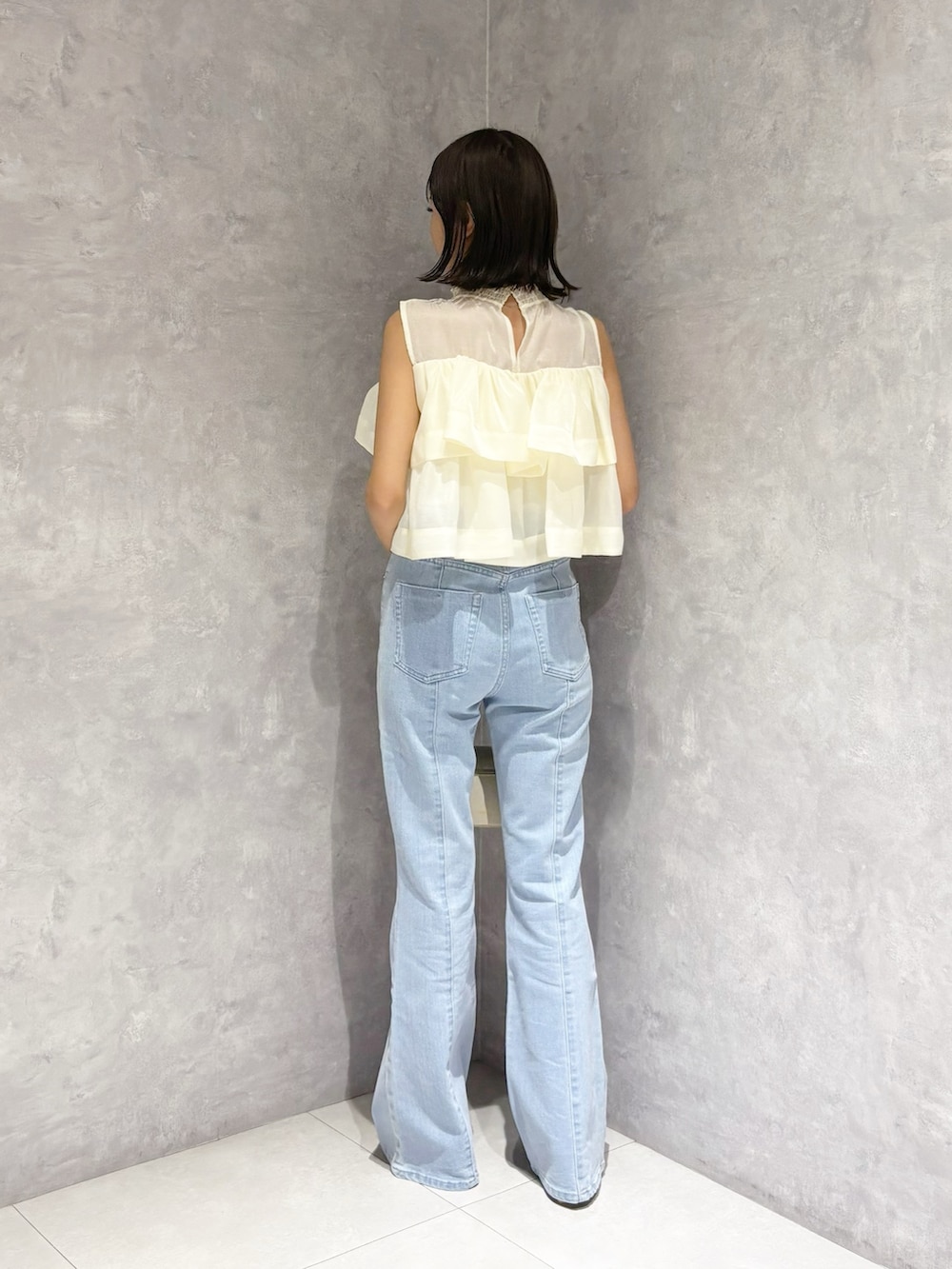 ブルー系のその他パンツ、ホワイト系のシャツ/ブラウス、シルバー系のサンダルを着用したレディースの夏コーディネートの4枚目の写真