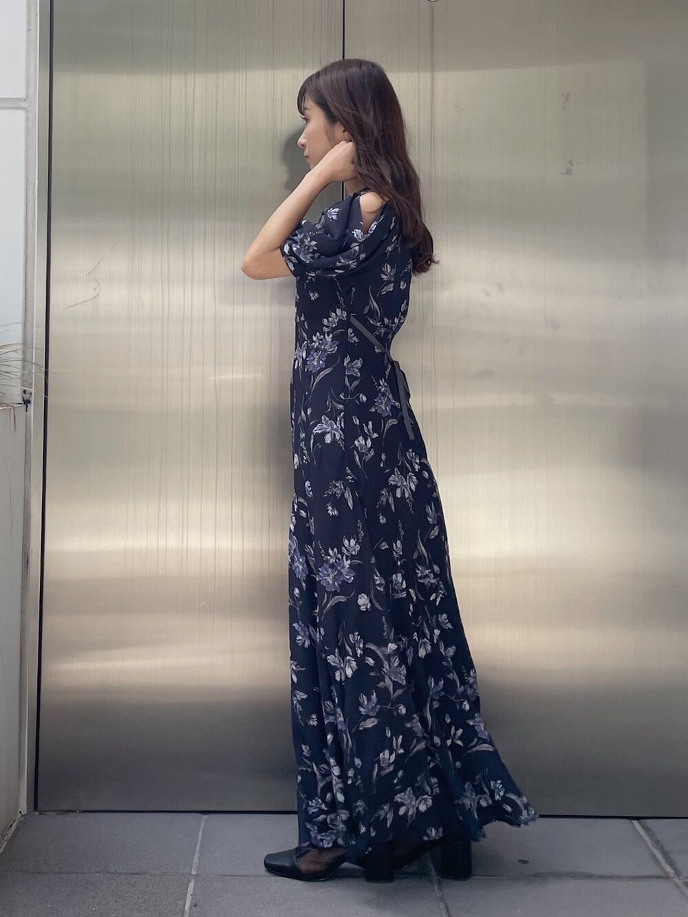 ホワイト系のハンドバッグ、ブルー系のワンピース、ブラック系のブーツを着用したレディースの夏コーディネートの4枚目の写真