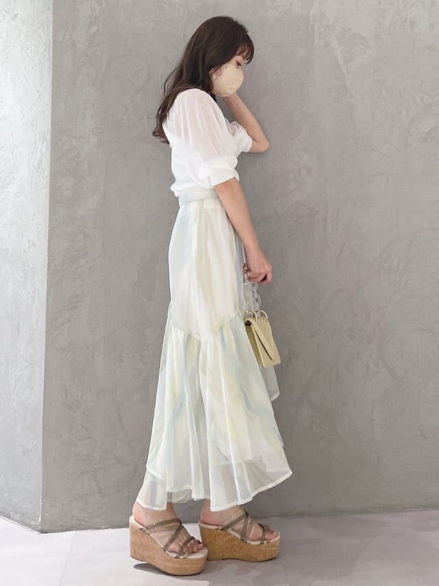 グリーン系のサンダル、グリーン系のスカート、ホワイト系のニット/セーターを着用したレディースの春コーディネートの6枚目の写真