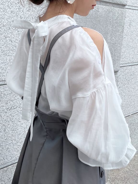 ホワイト系のシャツ/ブラウス、ベージュ系のスカート、ブラック系のその他シューズを着用したレディースの夏コーディネートの5枚目の写真